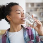 Menina toma água potável