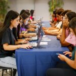 Jovens em ambiente de trabalho