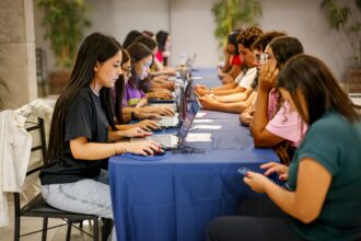 Jovens em ambiente de trabalho
