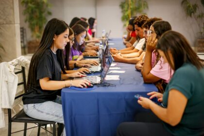 Jovens em ambiente de trabalho