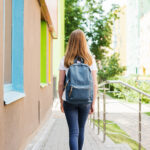 Estudantes indo para escola