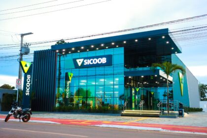 Fachada da nova agência cooperativista inaugurada no Pará, com estrutura moderna e acessível à comunidade local.