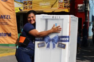 Equatorial Energia atendimento a moradores durante ação de troca de geladeiras e cadastro na Tarifa Social em Belém.
