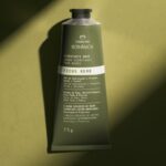 O principal destaque da expansão da Natura Bothânica cuidados com as mãos é a Essência Higienizante em spray, desenvolvida para aplicação em névoa fina e uniforme.