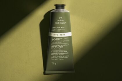 O principal destaque da expansão da Natura Bothânica cuidados com as mãos é a Essência Higienizante em spray, desenvolvida para aplicação em névoa fina e uniforme.