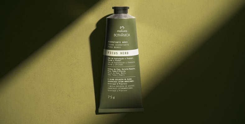 O principal destaque da expansão da Natura Bothânica cuidados com as mãos é a Essência Higienizante em spray, desenvolvida para aplicação em névoa fina e uniforme.