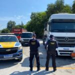 Caminhão em rodovia