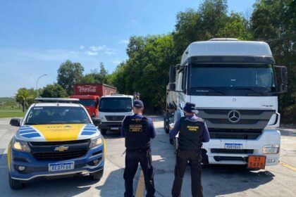 Caminhão em rodovia