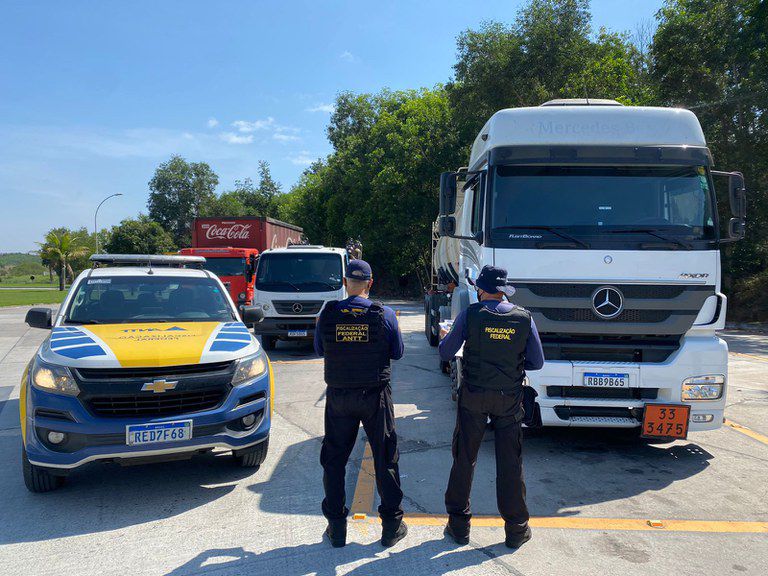 Caminhão em rodovia