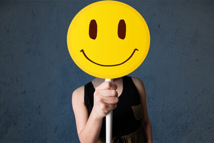 Pessoa com um emoji no rosto de sorrindo