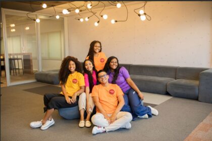 Jovens durante programa de capacitação profissional e inclusão no mercado de trabalho