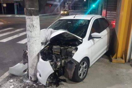 Poste de energia destruído após acidente de trânsito em área urbana no Pará