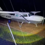 Avião de pequeno porte prefixo PT-KRE usado pelo tráfico, amparado pela Polícia Militar em João Lisboa (MA) após pouso forçado devido a chuva, com 515 kg de cocaína apreendidos.