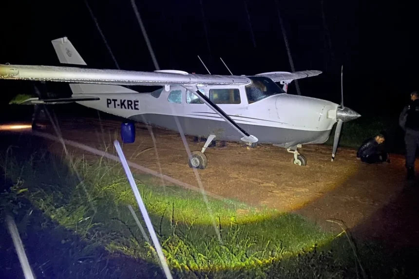 Avião de pequeno porte prefixo PT-KRE usado pelo tráfico, amparado pela Polícia Militar em João Lisboa (MA) após pouso forçado devido a chuva, com 515 kg de cocaína apreendidos.