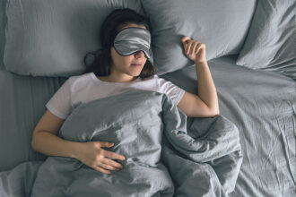 Pessoa dormindo à noite