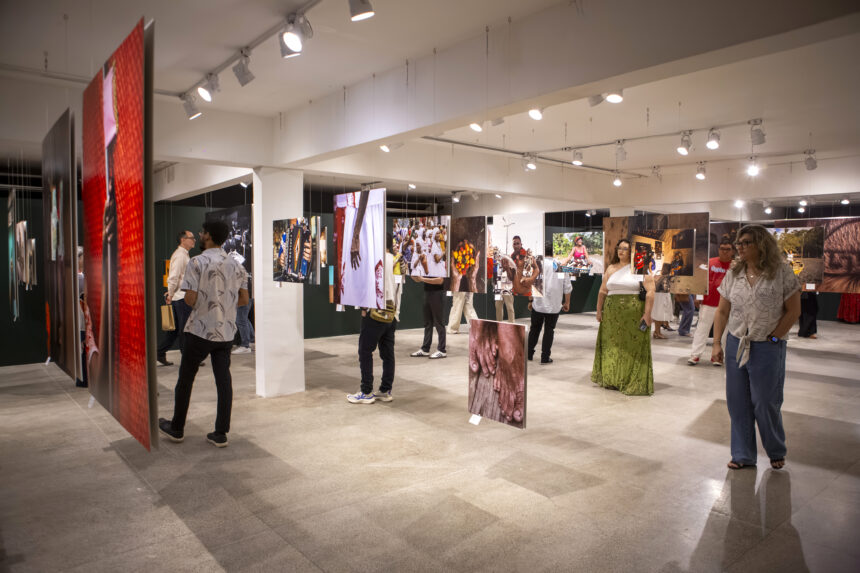 Público participa de atividade literária em espaço cultural de Belém.