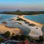 Vista aérea de Alter do Chão com praias de água doce e rio Tapajós no Pará