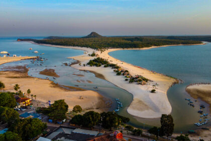 Vista aérea de Alter do Chão com praias de água doce e rio Tapajós no Pará