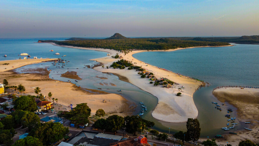 Vista aérea de Alter do Chão com praias de água doce e rio Tapajós no Pará