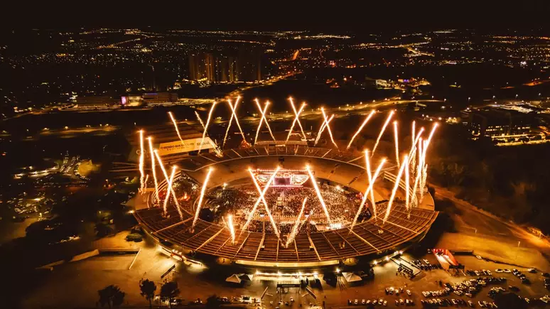 Turnê acontecendo em estádio de futebol