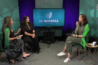 Vanessa Barbosa e Danielly Leite conversam em estúdio durante gravação do Biodiversa Podcast com a apresentadora Nélia Ruffeil