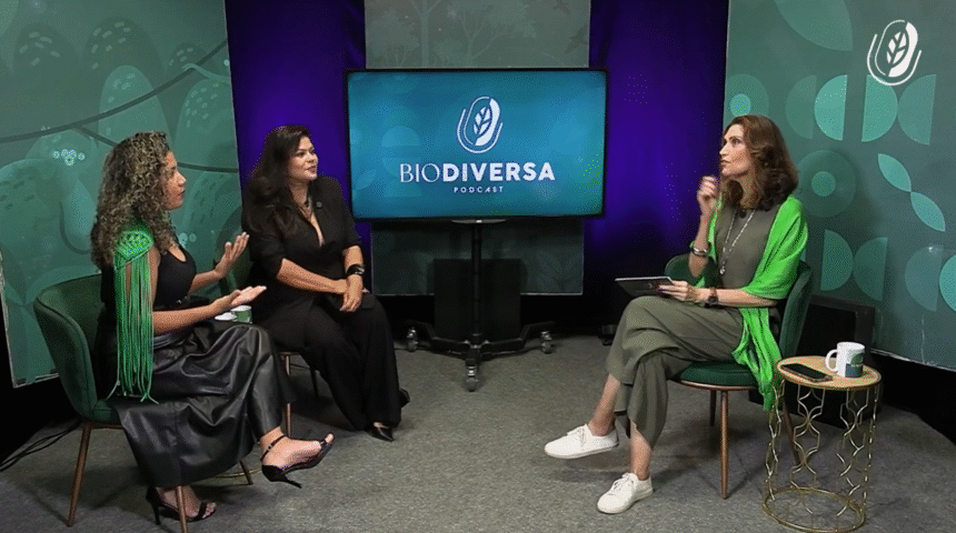 Vanessa Barbosa e Danielly Leite conversam em estúdio durante gravação do Biodiversa Podcast com a apresentadora Nélia Ruffeil