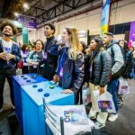 Jovens em feira de carreira e educação