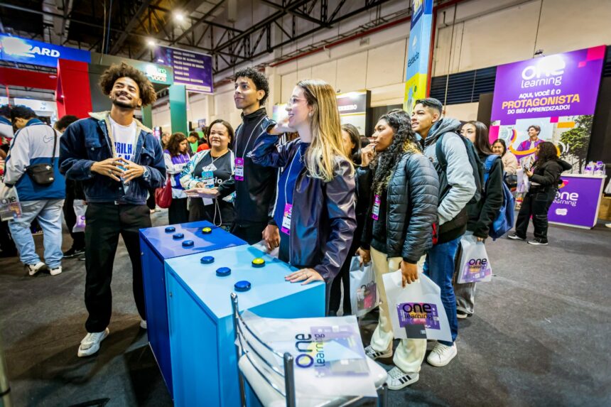 Jovens em feira de carreira e educação