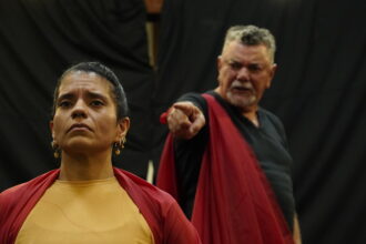 Atores em cena durante apresentação teatral