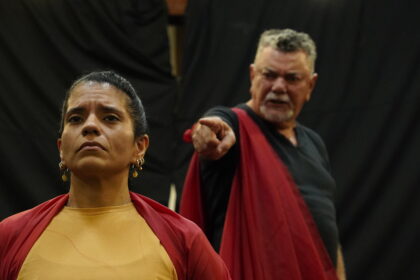 Atores em cena durante apresentação teatral