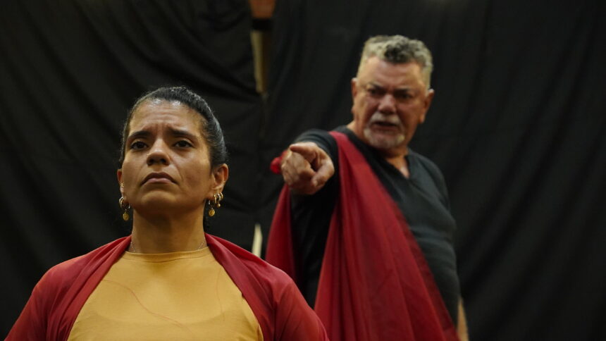 Atores em cena durante apresentação teatral