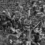 Fotografia documental de trabalhadores na Serra Pelada.