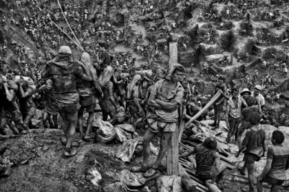 Fotografia documental de trabalhadores na Serra Pelada.