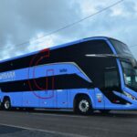 Ônibus da Guanabara estacionado em rodoviária pronto para embarque de passageiros