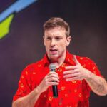 Léo Lins durante apresentação de stand up