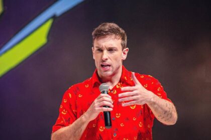 Léo Lins durante apresentação de stand up