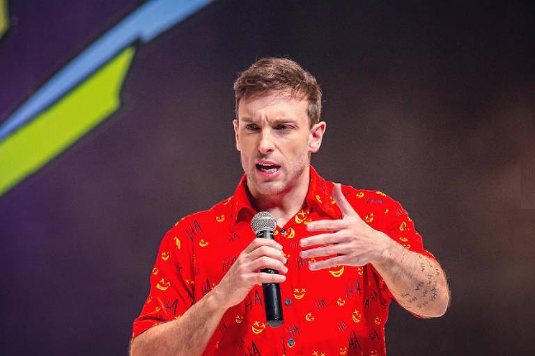 Léo Lins durante apresentação de stand up