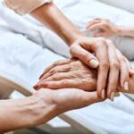 Pessoa idosa recebe apoio