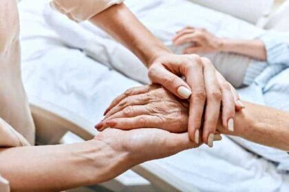 Pessoa idosa recebe apoio