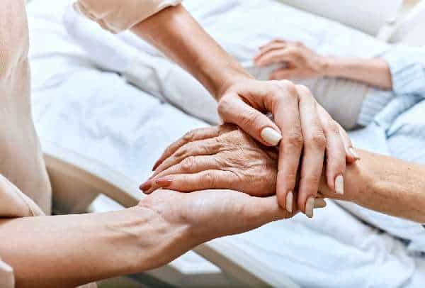 Pessoa idosa recebe apoio