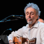 Vitor Ramil durante apresentação musical no palco