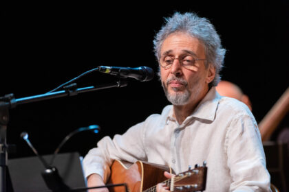 Vitor Ramil durante apresentação musical no palco