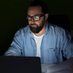 Profissional realizando atendimento comercial com uso de ferramentas digitais em ambiente corporativo