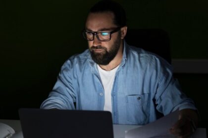 Profissional realizando atendimento comercial com uso de ferramentas digitais em ambiente corporativo