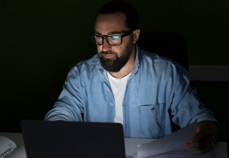 Profissional realizando atendimento comercial com uso de ferramentas digitais em ambiente corporativo