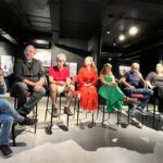 Fotógrafos e participantes durante mesa redonda da exposição sobre Belém em espaço cultural