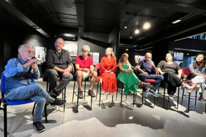 Fotógrafos e participantes durante mesa redonda da exposição sobre Belém em espaço cultural