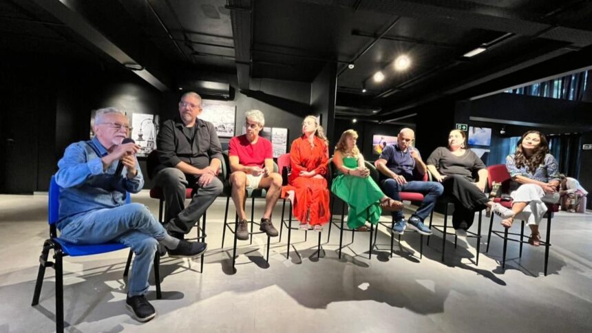 Fotógrafos e participantes durante mesa redonda da exposição sobre Belém em espaço cultural
