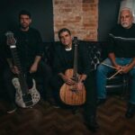 Integrantes da Banda Catedral posam em estúdio durante ensaio fotográfico promocional