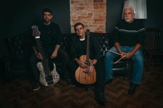 Integrantes da Banda Catedral posam em estúdio durante ensaio fotográfico promocional